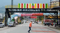 Suasana di sekitar toilet umum yang berada di jembatan pejalan kaki setinggi 6 meter (19,7 kaki) di Chongqing, Tiongkok (23/2). Toilet umum ini dibangun berjejer-jejer di atas jembatan penyeberangan orang. (AFP Photo/China Out)