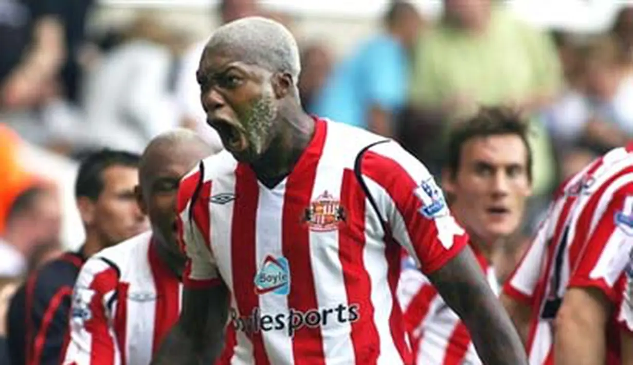 Sunderland's Djibril Cisse celebrates after scoring a goal against Tottenham Hotspur during their premiership match at White Hart Lane in London, on August 23, 2008. AFP PHOTO/BEN STANSALL