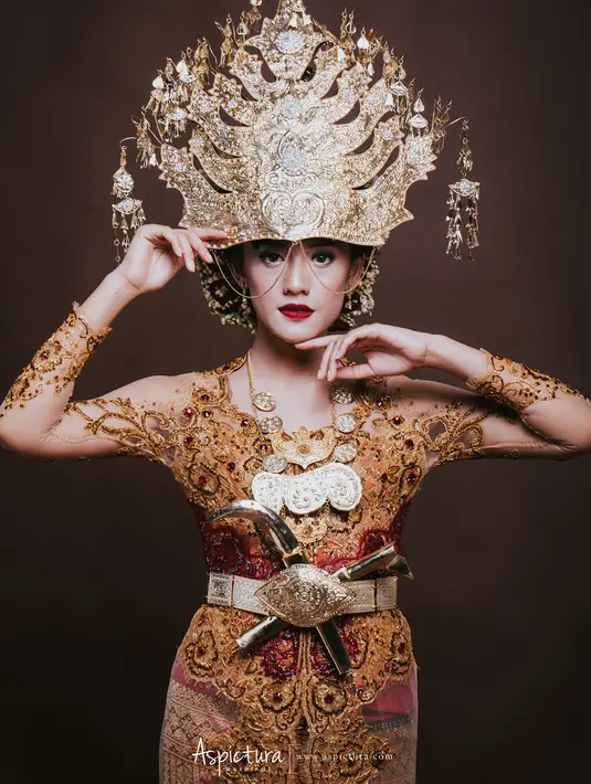 Meski tidak lama lagi akan menikah, Raditya masih enggan memberikan kapan dan dimana pernikahan akan digelar. Yang jelas, ia mengaku pernikahannya kental adat Batak. (Instagram/aldosinarta)