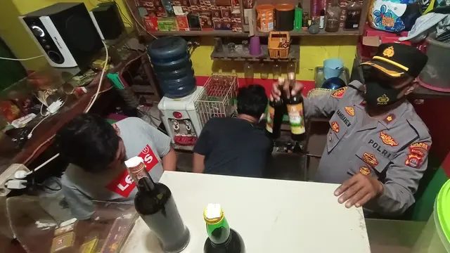 Toko Jamu Juga Jual Minuman Keras Jelang Ramadhan. (Rabu, 6/4/2021). (Liputan6.com/Yandhi Deslatama).