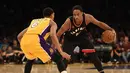 Pemain Toronto Raptors DeMar DeRozan (kanan) berusaha melewati pemain LA Lakers Jordan Clarkson (6) pada lanjutan NBA di Staples Center, Sabtu (21/11/2015). The Toronto Raptors won 102-91. (Reuters/Mandatory Credit: Kelvin Kuo-USA TODAY Sports)