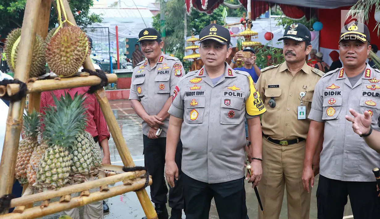 Kapolda Metro Jaya Irjen Gatot Eddy Pramono meninjau persiapan tempat pemungutan suara (TPS) di Kampoeng Pemilu Nusantara, Depok, Jawa Barat, Selasa (16/4). Peninjauan tersebut untuk memastikan persiapan dan keamanan penyelenggaraan pemilu serentak 17 April 2019. (Liputan6.com/Immanuel Antonius)
