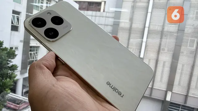Realme 15T varian Flowing Silver yang memiliki tekstur terinspirasi dari kain sutra dengan corak seperti marmer. Liputan6.com/Iskandar