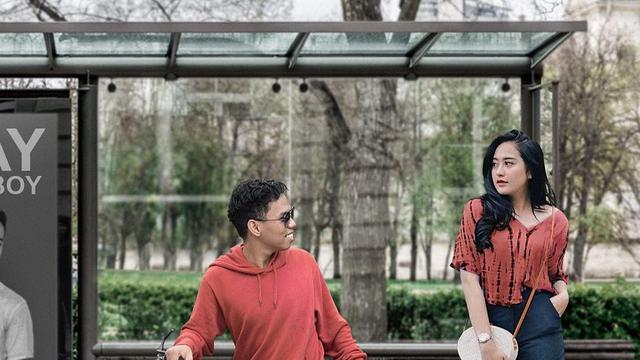 6 Editan Foto Pria Bersama Pesinetron Cewek, Kreatifnya Kocak