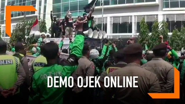 Ribuan pengemudi ojek online melakukan demonstrasi menuntut perbaikan tarif dan pelayanan kepada regulator.