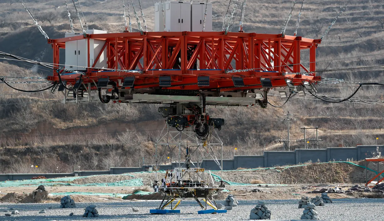 Seorang pendarat bersiap menjalani uji coba pendaratan di Mars, Huailai, Hebei, China, Kamis (14/11/2019). Uji coba dilakukan di luar Beijing yang disimulasikan seperti Planet Merah dengan tarikan gravitasi sekitar sepertiga dari Bumi. (AP Photo/Andy Wong)
