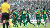 Para pemain Persebaya Surabaya merayakan gelar juara Piala Gubernur Jatim setelah menang 4-1 atas Persija Jakarta pada laga final di Stadion Gelora Delta, Sidoarjo, Kamis (20/2). (Bola.com/Aditya Wany)
