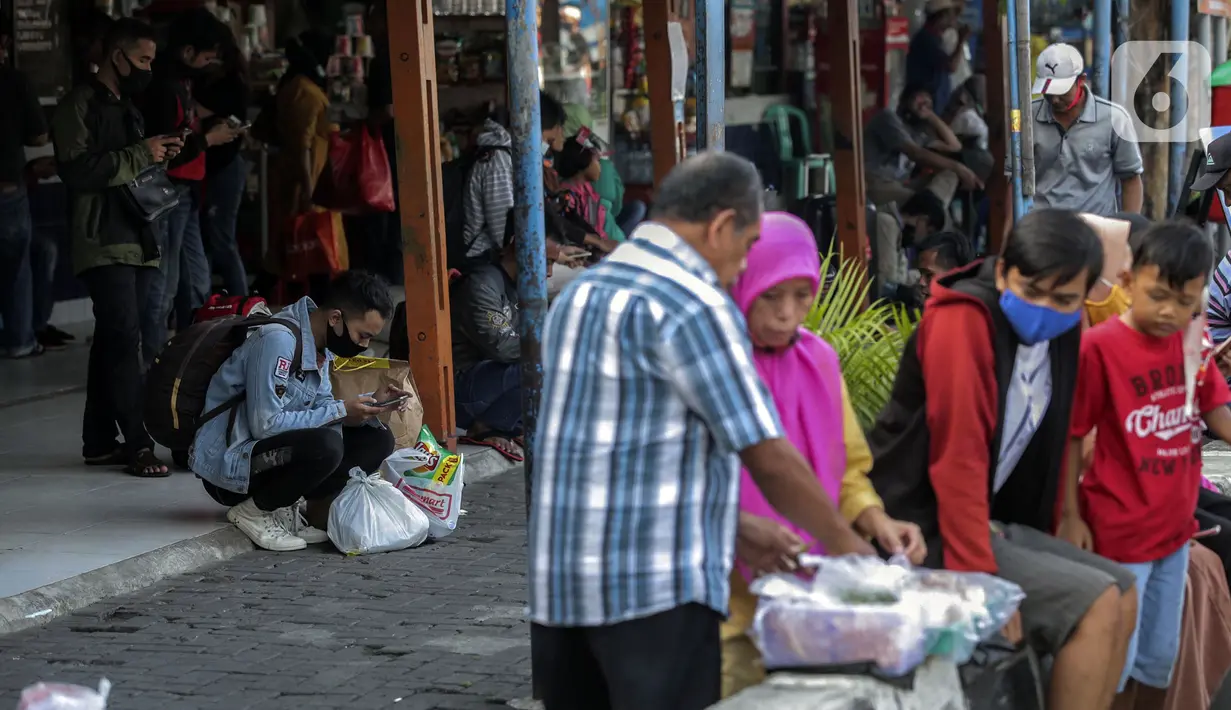 Aktivitas penumpang di Terminal Kalideres, Jakarta Barat, Kamis (29/10/2020). Memasuki libur panjang Maulid Nabi Muhammad SAW, masih belum terlihat lonjakan penumpang yang signifikan di Terminal Kalideres. (Liputan6.com/Johan Tallo)