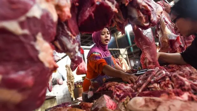 Jelang dua hari Lebaran, harga daging sapi melonjak dari rata-rata dijual dengan harga Rp 100 ribu per kilogram (kg) menjadi Rp 130 ribu per kg. Pemerintah mengimbau agar importir dapat menggelontorkan daging ke pasaran. 