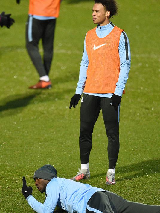 Gaya pemain Manchester City, Eliaquim Mangala (bawah) saat sesi latihan di  di City Football Academy, Manchester, (20/11/2017). City akan melawan Feyenord ada grup F. (AFP/Oli Scarff)