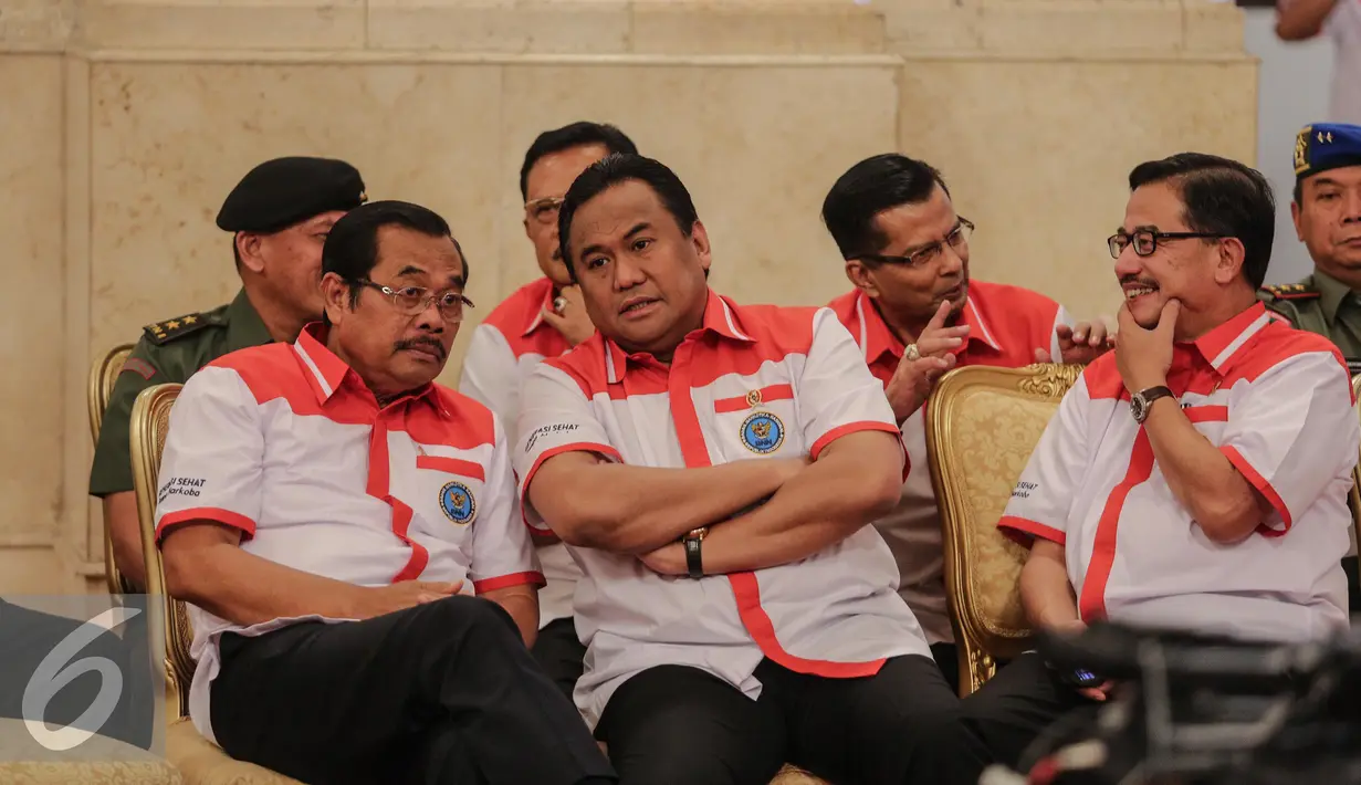 Mendag, Rachmat Gobel (tengah) saat menghadiri Hari Anti Narkoba Internasional di Istana Negara, Jumat (26/6/2015). Peringatan Hari Anti-Narkoba Internasional bertema “Kecanduan dapat dicegah dan disembuhkan”. (Liputan6.com/Faizal Fanani)