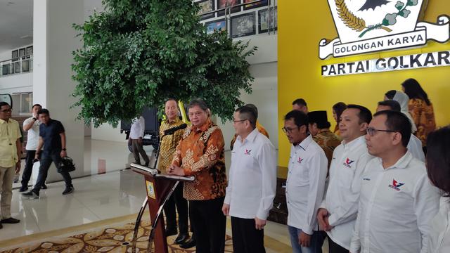 Ketua Umum Partai Golkar Airlangga Hartarto dan Ketua Umum Perindo Hary Tanoesoedibjo melakukan pertemuan di kantor DPP Golkar, Jakarta, Senin (10/4/2023).