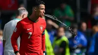 Bukan Minum Ya, Ini Alasan Ilmiah di Balik Ritual Kumur-Kumur Air Cristiano Ronaldo yang Terlihat Aneh