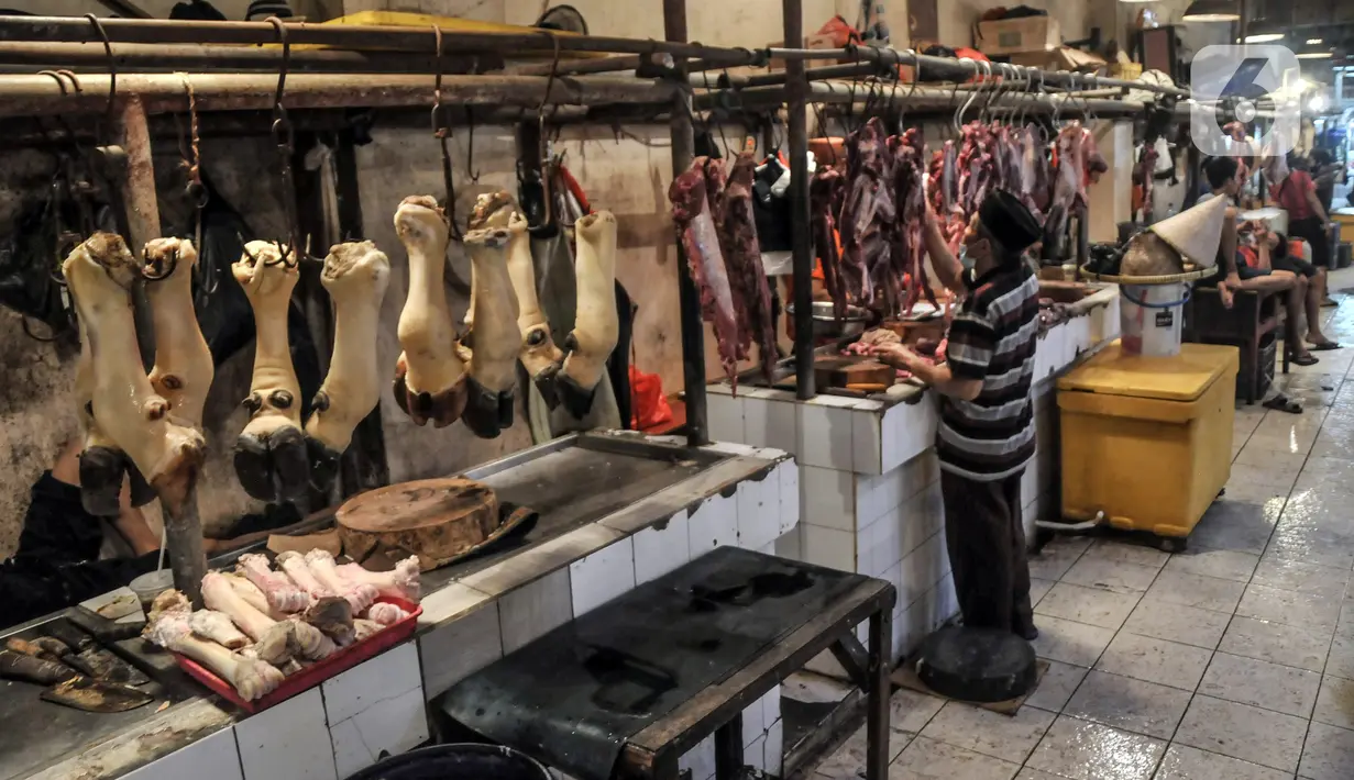Pedagang daging sapi menunggu pembeli di Pasar Senen, Jakarta, Kamis (17/3/2022). Harga daging sapi yang masih melambung tinggi pada kisaran Rp 130.000 - Rp 145.000 per kilogram menyebabkan penjualan menurun hingga 50 persen. (merdeka.com/Iqbal S. Nugroho)