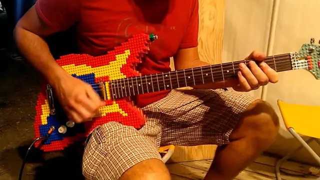 Luar Biasa, Gitar Ini Terbuat dari Mainan Lego