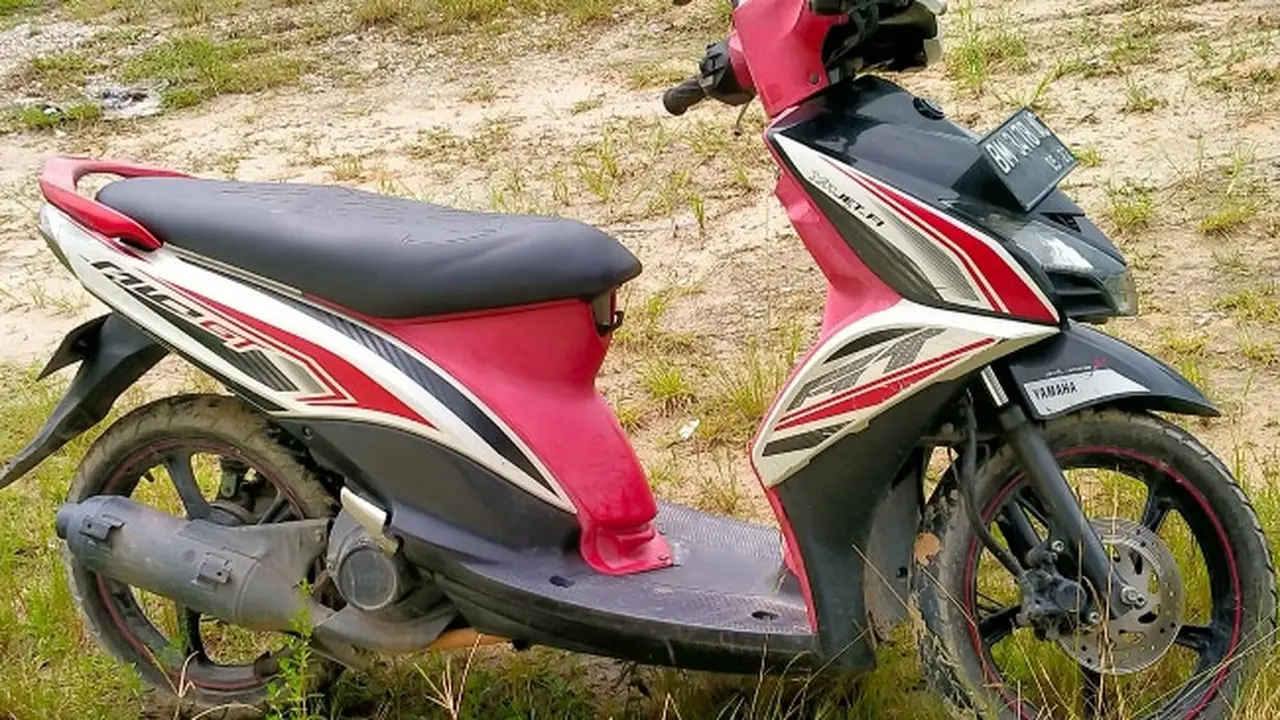 Barang bukti laporan palsu pembegalan seorang warga Pekanbaru di kantor polisi.