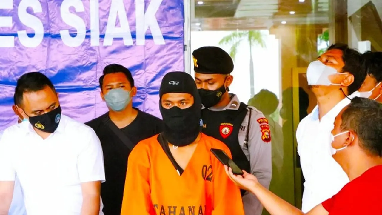Tersangka pembunuhan dan perkosaan di Kabupaten Siak saat dihadirkan di Polres Siak.