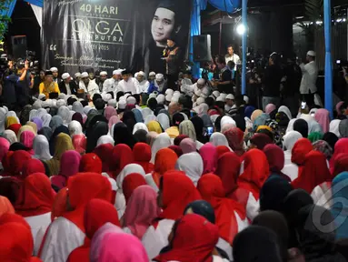Peringatan 40 hari meninggalnya artis Olga Syahputra diawali dengan tahlil bersama warga dan ratusan anak yatim di kediaman orang tua Olga di kawasan Duren Sawit, Jakarta, Rabu (6/5/2015). (Liputan6.com/Panji Diksana)