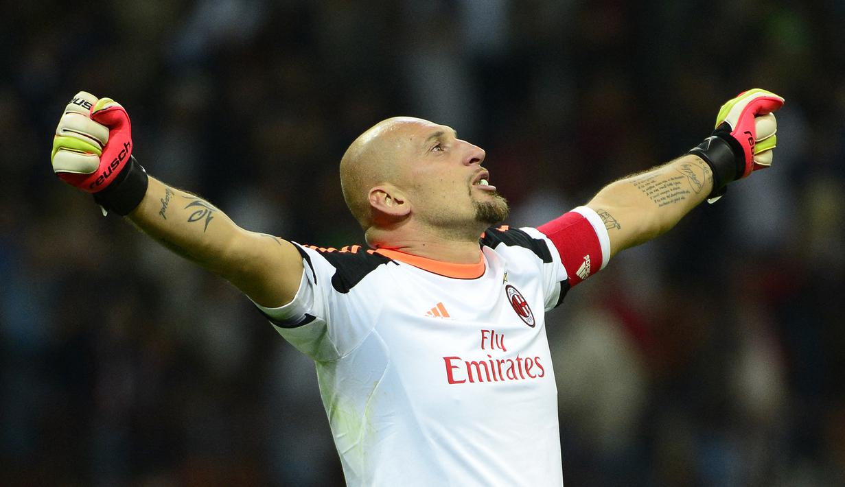 Christian Abbiati. Kiper Italia berusia 45 tahun ini didatangkan AC Milan pada awal musim 1998/1999 dari Calcio Monza dengan nilai transfer 1,67 juta euro. Sempat dipinjamkan selama 3 musim mulai 2005/2006 hingga 2007/2008 ke Juventus, Torino dan Atletico Madrid, ia setia bertahan di AC Milan hingga akhir musim 2015/2016. Pada Juli 2016 ia memutuskan pensiun bersama AC Milan usai tampil dalam total 376 laga di semua ajang dengan torehan 145 kali clean sheet dan kebobolan 375 gol. Usai pensiun ia sempat menjabat sebagai koordinator tim AC Milan mulai Juni 2017 hingga Juli 2018. (AFP/Olivier Morin)