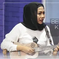 Setelah belajar strumming, sekarang waktunya belajar kunci dasar ukulele. Yuk, simak tutorial kunci lagu ost. Lion king bersama presiden ukulele Indonesia, Putu Ramadhani Ayodya.