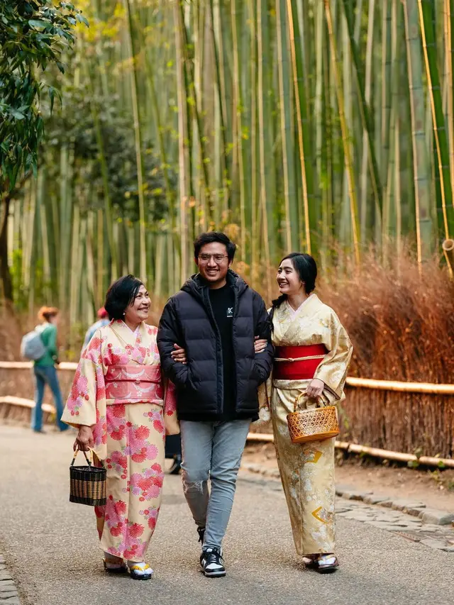 Pakai Kimono, Ini 6 Potret Kompak Febby Rastanty Bereng Keluarga di Jepang