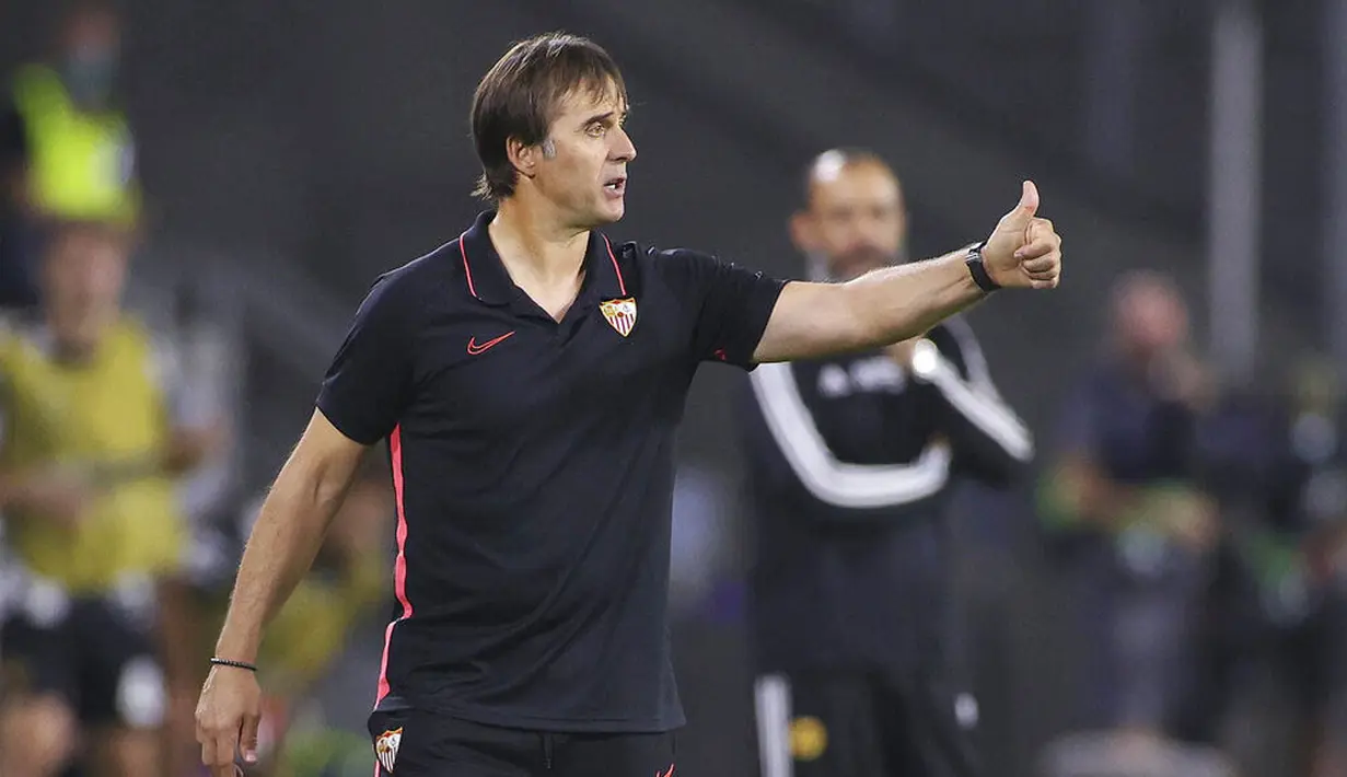 Pelatih Sevilla, Julen Lopetegui, saat melawan  Wolverhampton pada perempat final Liga Europa, Selasa (11/8/2020). Sevilla menang dengan skor 1-0. (Friedemann Vogel, Pool Photo via AP)