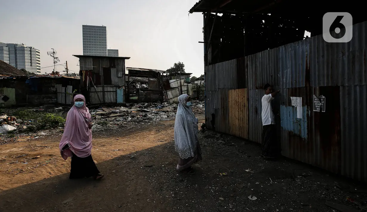 Warga Pancoran Buntu usai Sholat Id diantara reruntuhan akibat penggusuran rumah merka di, Pancoran Buntu II, Jakarta Selatan. Kamis (13/5/2021). Mayoritas umat Muslim di Indonesia melaksanakan Sholat Id sesuai dengan ketetapan pemerintah pada Rabu (13/5/2021). (Liputan6.com/Johan Tallo)