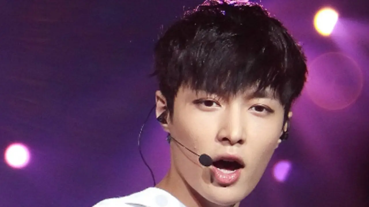 Lay `EXO`