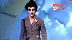Desainer kondang asal Inggris, John Galliano meluncurkan koleksi musim panas 2011 di Paris, yang terinspirasi gaya aktor komedian Charlie Chaplin.