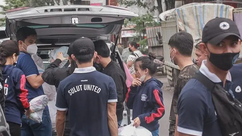 Pihak Manajemen Sulut United bersama sejumlah pemain yang masih tinggal di Sulut mendistribusikan bantuan sembako bagi warga Manado dan sekitarnya.