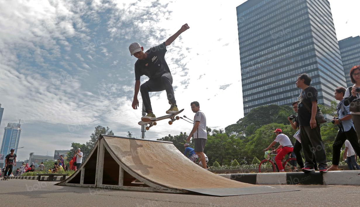 Rider skateboard beraksi pada ajang promosi Tafisa Games 2016 di Jalan Sudirman, Jakarta, (25/9/2016). (Bola.com/Nicklas Hanoatubun)