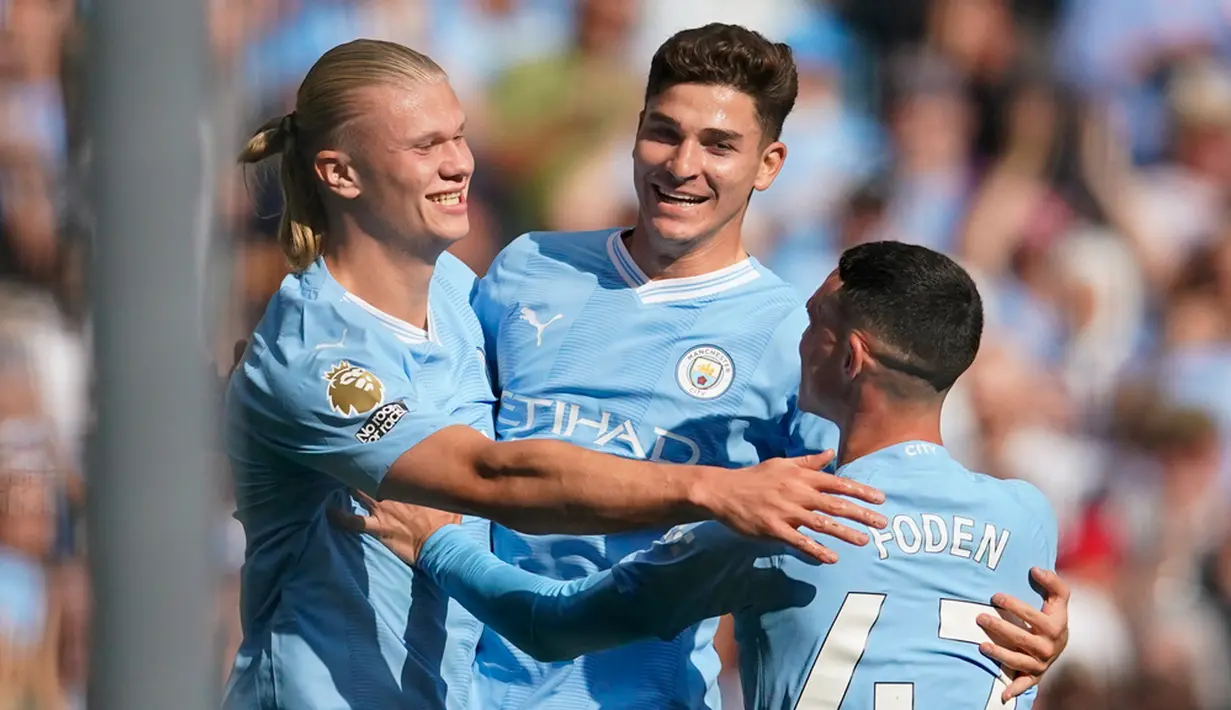 Manchester City sempat kerepotan untuk membongkar pertahanan rapat Fulham. Beberapa kali aksi dari Phil Foden gagal membuahkan hasil untuk The Citizens. (AP Photo/Dave Thompson)
