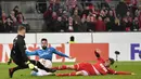 Olivier Giroud (tengah) gagal mencetak gol ke gawang FC Cologne pada laga grup H Liga Europa di Rhein  Energie Stadium, Cologne, (23/11/2017). Arsenal kalah 0-1. (AP/Martin Meissner)