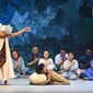 Pemain mempertunjukkan teater yang menggabungkan film, dance, dan lagu berjudul Planet Sebuah Lament di Teater Jakarta, TIM, Jakarta, Kamis (16/1/2020). Pertunjukkan ini mengusung perpaduan budaya Indonesia Timur (Melanesia) yang mengambil referensi tablo jalan salib. (Liputan6.com/Fery Pradolo)