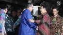 Presiden RI ke 6 Susilo Bambang Yudhoyono berjabat tangan menyambut kedatangan Ketua Umum Gerinda, Prabowo Subianto di kediaman SBY di Cikeas, Bogor pada 27 Juli 2017. (Liputan6.com/Herman Zakharia)