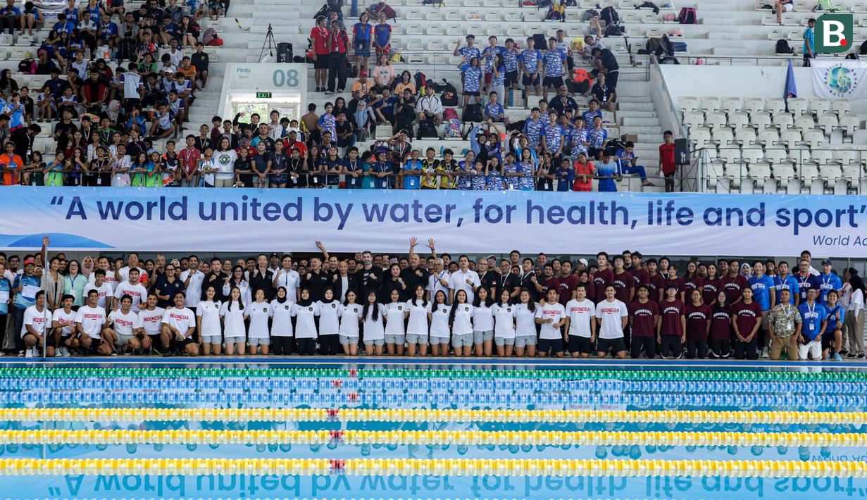 <p>Kunjungan presiden Pederasi Akuatik Internasional atau World Aquatics, Husain Al-Musallam ditutup dengan foto bersama dengan para atlet, wasit, hingga pengurus di Indonesia Open Aquatic Championships 2025. (Bola.com/Bagaskara Lazuardi)</p>
