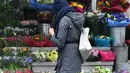 Meghan yang terlihat sedang memilih bunga saat itu mengenakan beanie berwarna navy, jaket abu-abu yang dipadukan dengan scarf, blue jeans dan boots hitam. Saat itu Meghan terlihat sendiri tanpa didampingi Harry. (doc.dailymail.com)