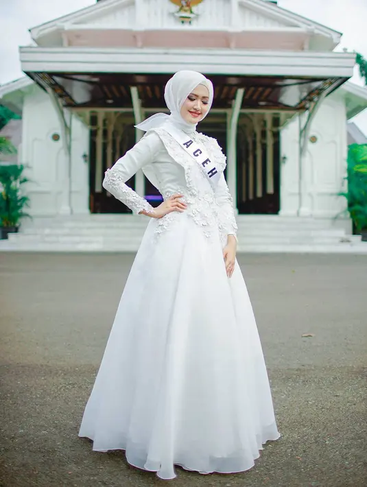 Cantik dan pintar, sepertinya ini lah yang menjadi alasan Tommy jatuh hati kepadanya. Sebelum resmi menikah, kabarnya Tommy dan Lisya ini menjalani proses Ta’aruf. (Instagram/byshantie)