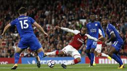 Striker Arsenal, Alexandre Lacazette, berusaha melepaskan tendangan saat melawan Leicester pada laga Premier League di Stadion Emirates, London, Jumat (11/8/2017). Arsenal menang 4-3 atas Leicester. (AFP/Ian Kington)