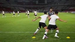 Sejumlah pemain Timnas Indonesia U-22 melakukan latihan resmi menjelang pertandingan uji coba internasional melawan Timnas Lebanon U-22 di Stadion Utama Gelora Bung Karno (SUGBK), Senayan, Jakarta, Kamis (13/04/2023). Laga tersebut rencananya akan berlangsung pada Jumat (14/04/2023) sebagai bagian dari persiapan SEA Games 2023 di Kamboja. (Bola.com/Bagaskara Lazuardi)