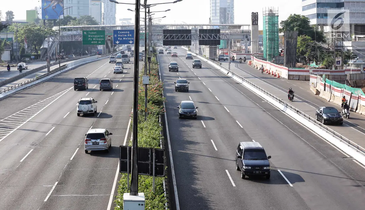 Suasana di ruas Tol Dalam Kota, Jalan Gatot Subroto, Jakarta, Senin (18/6). H+4 Lebaran,  ruas Tol Dalam Kota terpantau lengang karena masih ditinggal mudik warga Jakarta. (Liputan6.com/Faizal Fanani)