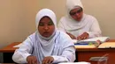  Dua Siswi penyandang disabilitas mengikuti Ujian Nasional SMP di SMPN 226 Pondok Labu, Jakarta Selatan, Senin (5/5/2014) (Liputan6.com/Miftahul Hayat). 
