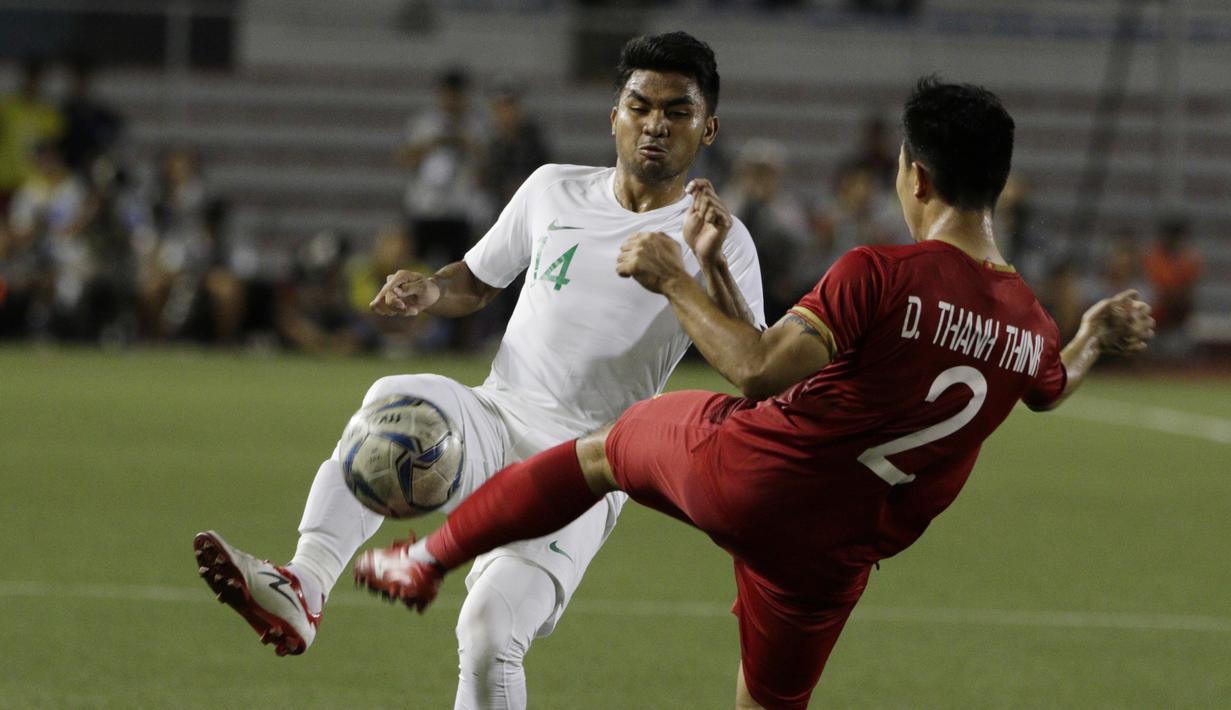 Bek Timnas Indonesia U-22, Asnawi Mangkualam, berusaha merebut bola saat melawan Vietnam U-22 pada laga SEA Games 2019 di Stadion Rizal Memorial, Manila, Minggu (1/12). Indonesia kalah 1-2 dari Vietnam. (Bola.com/M Iqbal Ichsan)