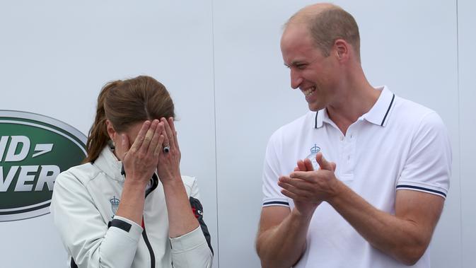 Kate Middleton dan Pangeran William berpartisipasi dalam perlombaan perahu King's Cup Regatta di Cowes, lepas pantai selatan Inggris pada 8 Agustus 2019. Pasangan ini tidak hanya menghadiri dan menonton balapan dari jauh, mereka berlayar sendiri dan bersaing satu sama lain. (AP Photo)