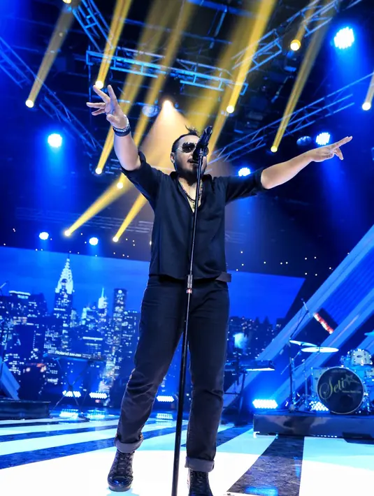 "Nah itu salah satu yang kita kurang setuju. Rata-rata TV minta lagu yang lama. Dalam kurun waktu 5 tahun ini sudah ada lagu baru. Makanya mau nggak mau bawakan lagu lama, padahal sudah pada jamuran," jelas Aziz.(Adrian Putra/Bintang.com)