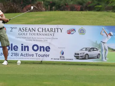 Salah satu peserta melakukan pukulan saat Asean Charity Golf Tournament 2 di Damai Indah Golf, Tangerang, Minggu (16/10). Tunamen Golf ini bertujuan untuk membumikan dan memasyarakatkan ASEAN. (Liputan6.com/Herman Zakharia)