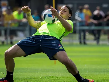 Aksi Zlatan Ibrahimovic saat sesi latihan Timnas Swedia jelang Euro 2016 di Bastad, Swedia, (1/6/2016). (AFP/Jonathan Nackstrand)