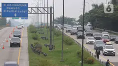 Sejumlah kendaraan melintas di jalan tol Cikopo - Palimanan KM 73, Purwakarta, Jawa Barat, Sabtu (30/4/2022).  H-2 arus mudik Lebaran Idul Fitri 1443 H, ruas jalan Tol Trans Jawa kembali menerapakan skema contraflow. (Liputan6.com/Herman Zakharia)
