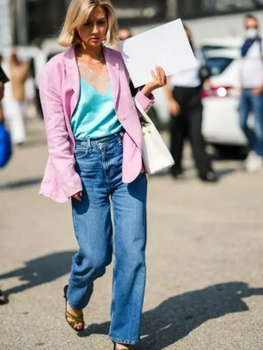 Slip on bisa menarik hati dengan caranya tersendiri yang unik. Tampilan chic dengan padu padan slip on dan mom jeans seperti yang satu ini bisa kamu coba. Foto: Instagram.