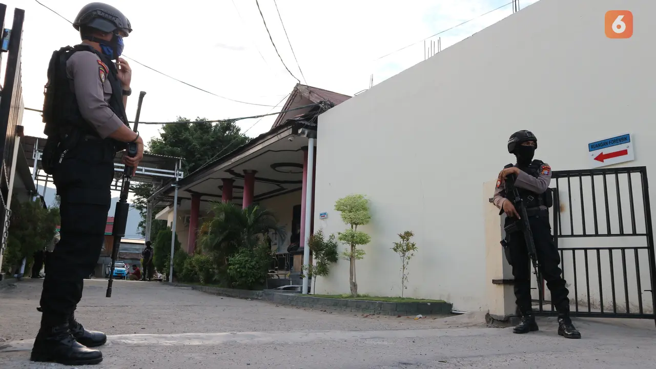 penjagaan di sekitar ruang forensik RS Bhayangkara Palu